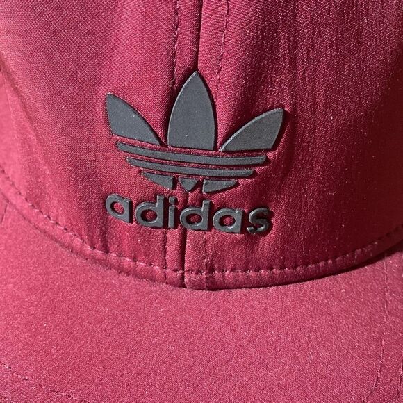 Adidas maroon perforated back snap back hat reflective logo - Picture 2 of 3